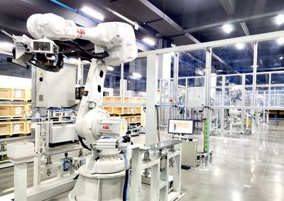 极智嘉打造AMR智慧工厂, 实现机器人生产机器人